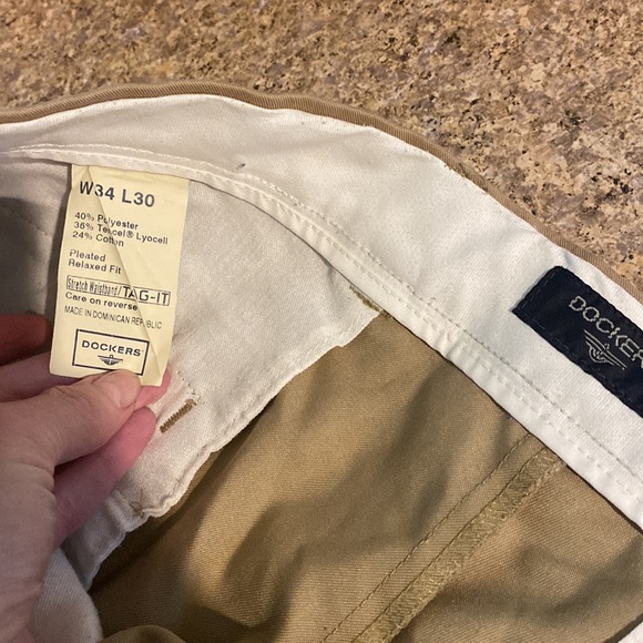 Docker’s Individual Fit Waistband Stain Defender Khaki Tan Pants W34 x L30 - Picture 2 of 16